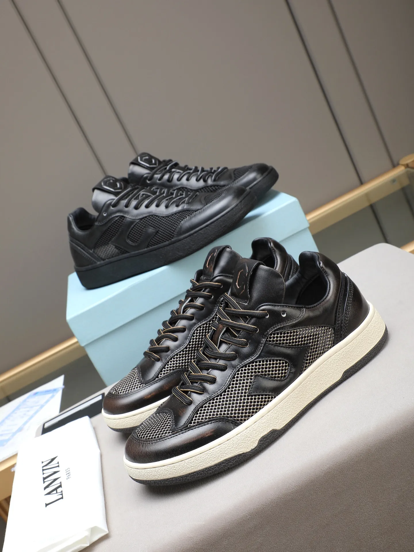 Men's shoes 💰640 [LANVIN] The latest fashionable item! High quality CLAY series‼ ️ The latest trendy products of the season 🌈Many bloggers have planted grass and purchased the original open-mold customization. The upper and outsole are sewn with mark threads without edge sealing. Multiple material splicing combination design. Very versatile for fashionable and casual wear. Comfortable on the feet. Self-recommended. Upper cowhide + cow suede + breathable mesh lining. Foot-padding cowhide. Exclusive original open-mold clear logo rubber outsole ⚠️38-44 (customized for 45)
